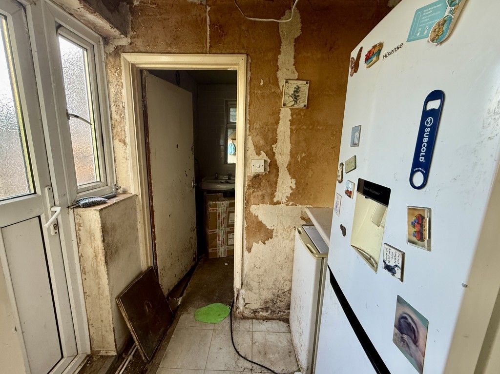 Lot: 169 - MID-TERRACE HOUSE FOR REFURBISHMENT - Utility area